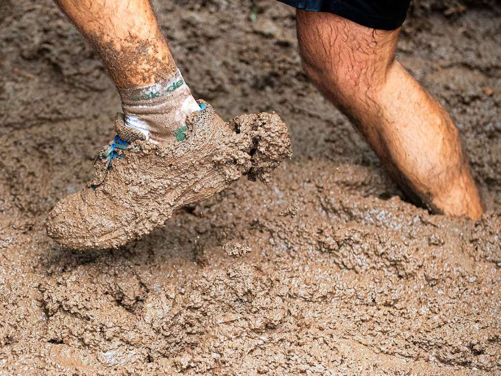 Viele Hindernisse, kaltes Wasser, tiefer Schlamm: Rund 2000 Sportler stellten sich den Herausforderungen beim Rothaus Mudiator Finale in Grafenhausen.