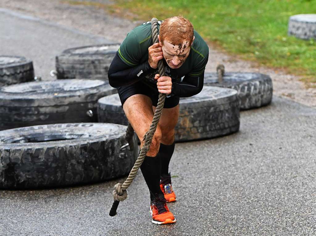 Viele Hindernisse, kaltes Wasser, tiefer Schlamm: Rund 2000 Sportler stellten sich den Herausforderungen beim Rothaus Mudiator Finale in Grafenhausen.