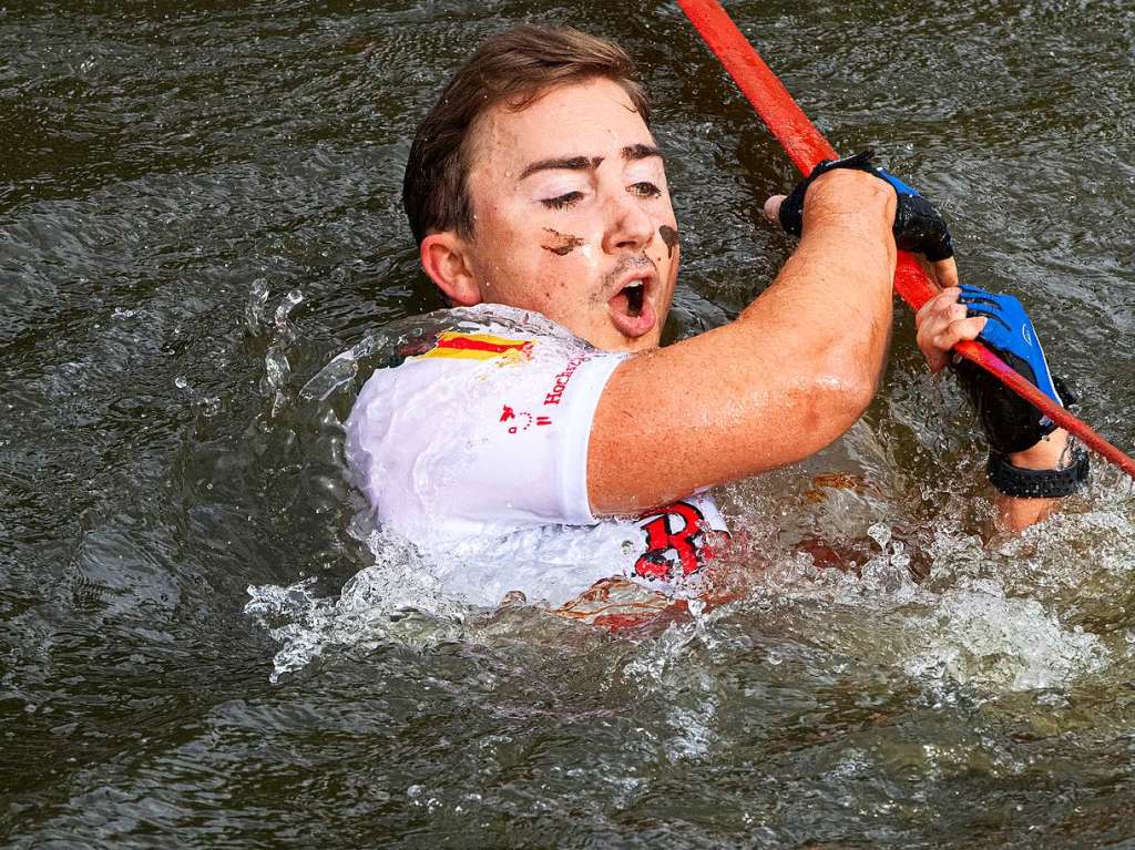 Viele Hindernisse, kaltes Wasser, tiefer Schlamm: Rund 2000 Sportler stellten sich den Herausforderungen beim Rothaus Mudiator Finale in Grafenhausen.