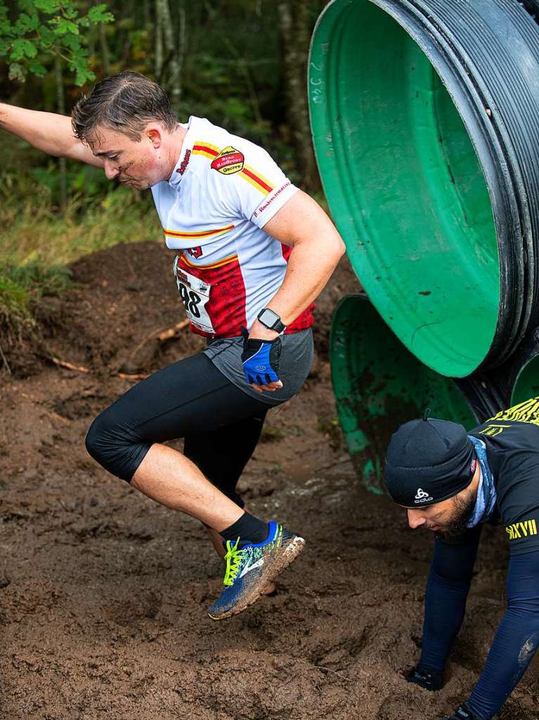 Viele Hindernisse, kaltes Wasser, tiefer Schlamm: Rund 2000 Sportler stellten sich den Herausforderungen beim Rothaus Mudiator Finale in Grafenhausen.