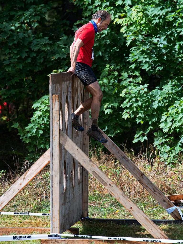 Viele Hindernisse, kaltes Wasser, tiefer Schlamm: Rund 2000 Sportler stellten sich den Herausforderungen beim Rothaus Mudiator Finale in Grafenhausen.