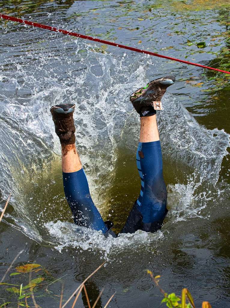 Viele Hindernisse, kaltes Wasser, tiefer Schlamm: Rund 2000 Sportler stellten sich den Herausforderungen beim Rothaus Mudiator Finale in Grafenhausen.