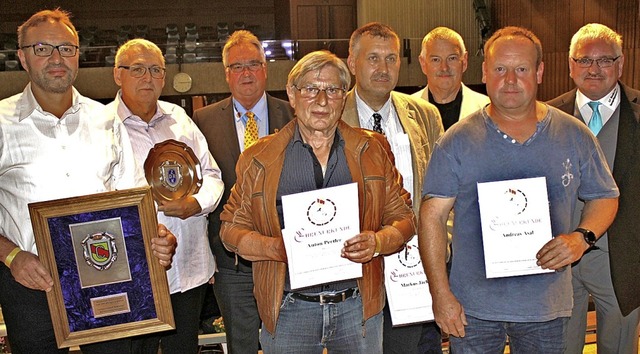 Auszeichnungen und Ehrengeschenke zum ...ler,  Andreas Asal und Werner Weisser   | Foto: Rolf Reimann