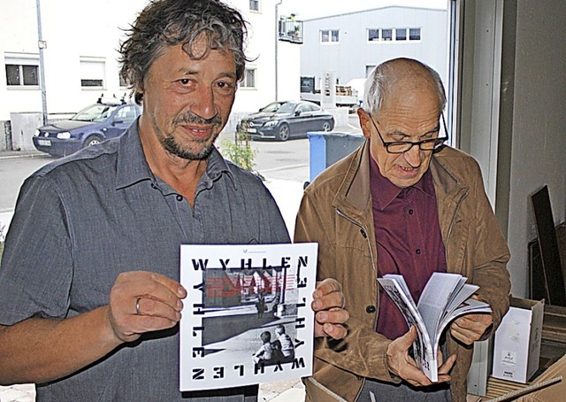 Das ist das Ding: Peter Weber (links) ...ffnen die erste Kiste mit den Heften.  | Foto: Rolf Reimann