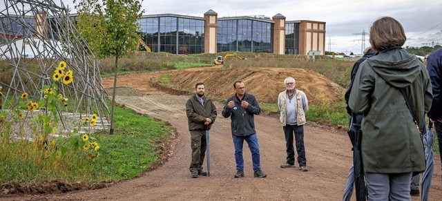 Bei einem Rundgang wurden die Ausgleic...ubauprojekt Wasserpark  vorgestellt.    | Foto: Bernhard Rein