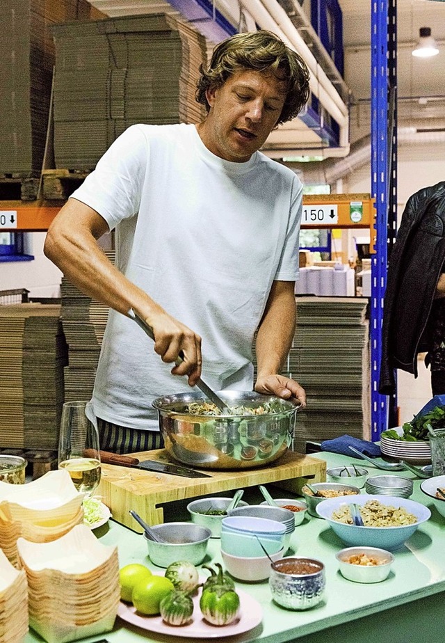 Ben Kindler arbeitet in seiner kleinen authentisch thailndischen Garkche.   | Foto: Gabriele Zahn