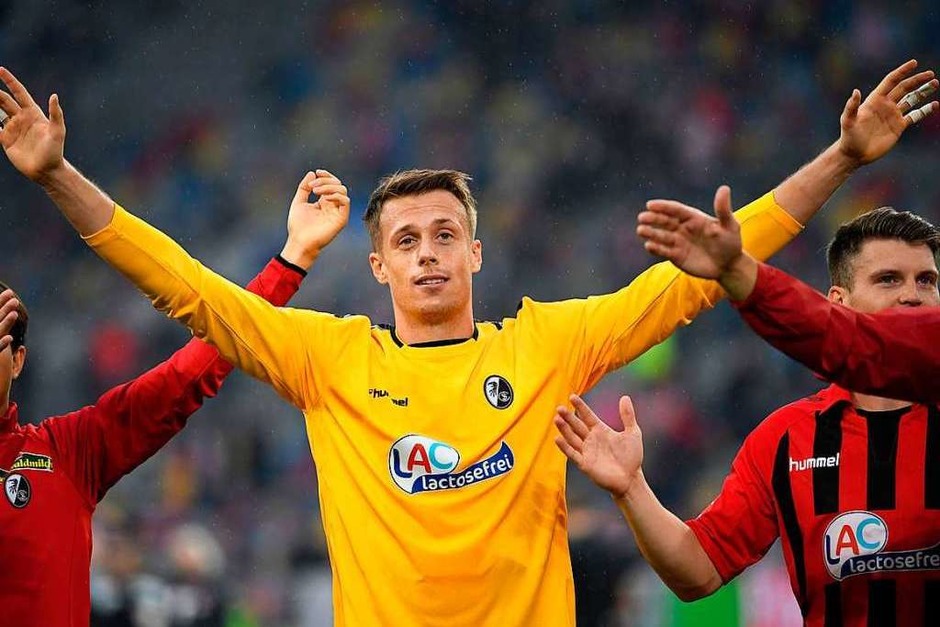 Klatschen mit den Fans: Alexander Schwolow freut sich mit seinen Teamkollegen über den 2:1-Auswärtssieg. (Foto: INA FASSBENDER (AFP)) Klatschen mit den Fans: Alexander Schwolow freut sich mit seinen Teamkollegen über den 2:1-Auswärtssieg. (Foto: INA FASSBENDER (AFP))