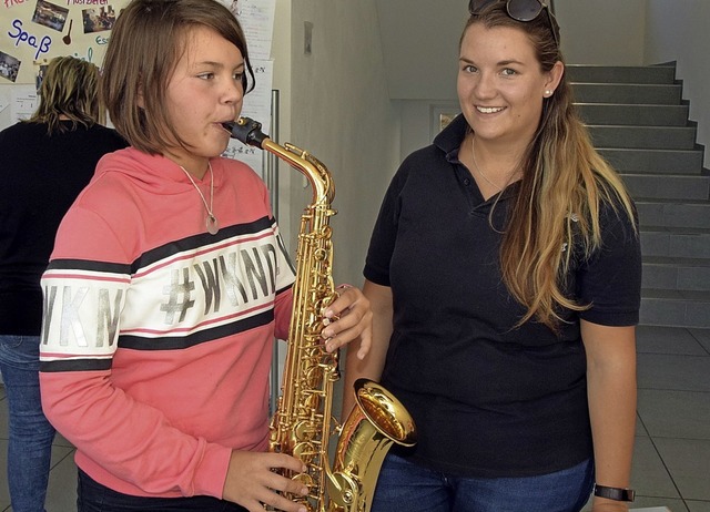 Romina Fickert (rechts) erklrte beim ...wand das Spielen auf dem Es-Saxofon.    | Foto: Stefan Pichler