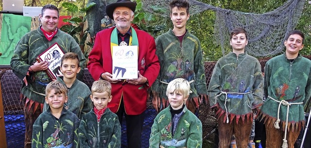 Urkunden fr den Nachwuchs berreichte...g Oberfhrigeist Sven Rdiger (links).  | Foto: Susanne Schleinzer-Bilal