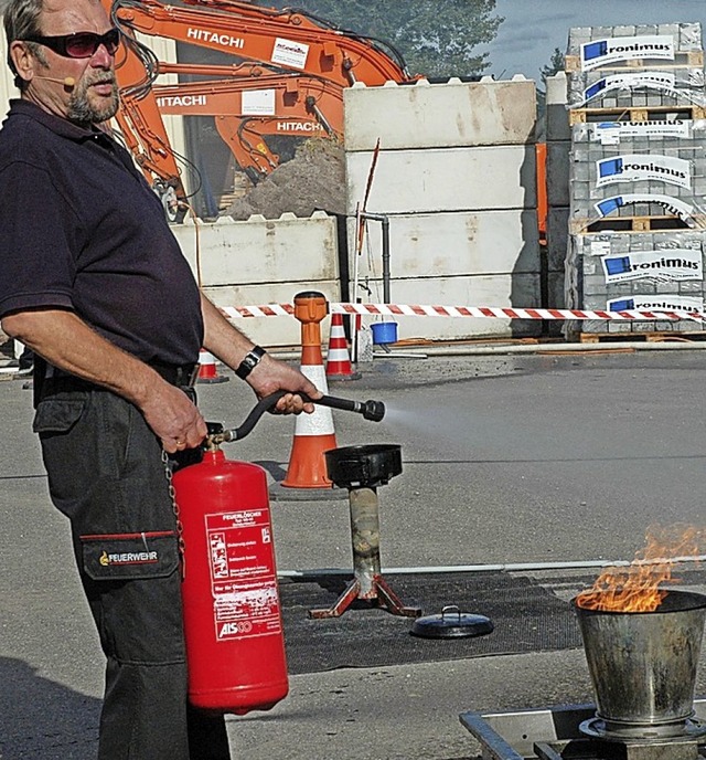 Die Ehrenamtlichen vom Brandschutzmobil simulierten Brnde im Haushalt.  | Foto: Brigitte Chymo