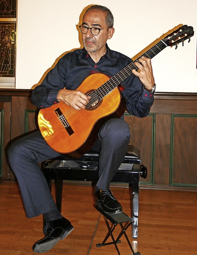 Der Gitarrist Pablo Mrquez ist am Sam...Alten Schlosses von Wehr aufgetreten.   | Foto: Michael Gottstein