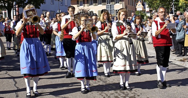Die Trachtenkapelle Herrischried erfreute musikalisch die Umzugsbesucher.  | Foto: Werner Probst
