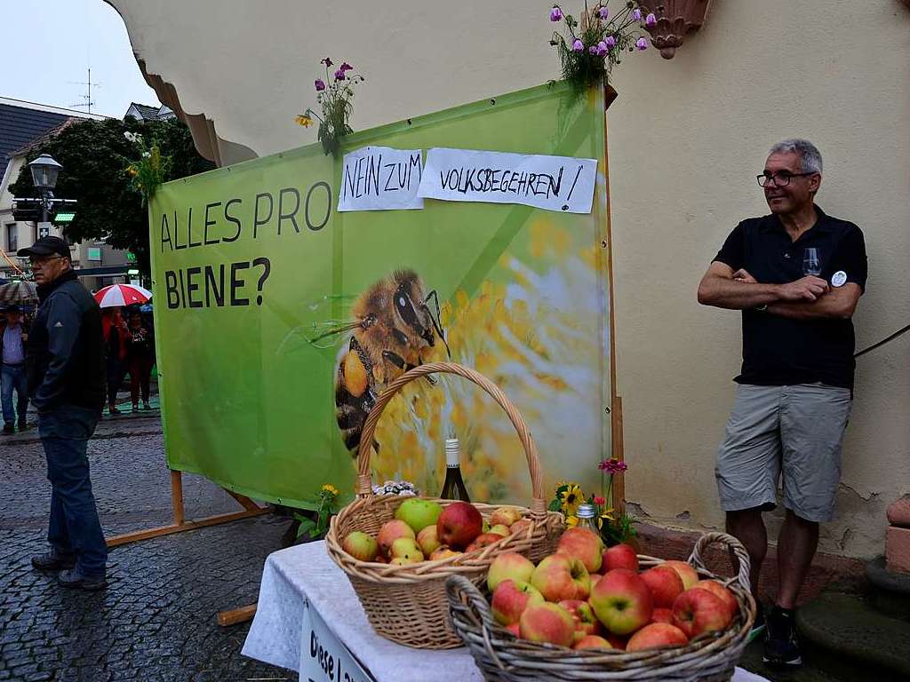 Ortenbergs Brgermeister Markus Vollmer an einem Stand, der sich gegen das „Biene“-Volksbegehren ausspricht.