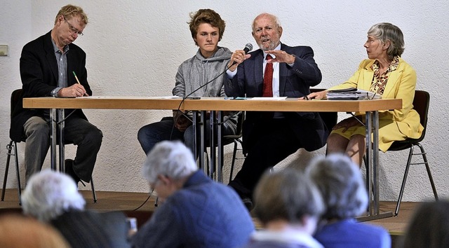 Ernst von Weizscker schlug aufgebrach... Podiumstisch angesichts der Politik.   | Foto: Thomas Kunz