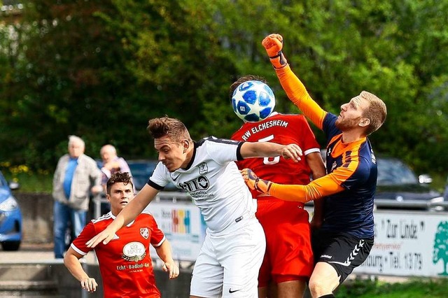 FSV-Spieler Jonas Msch (weies Trikot... in der Elchesheimer Defensive hngen.  | Foto: Peter Aukthun-Goermer