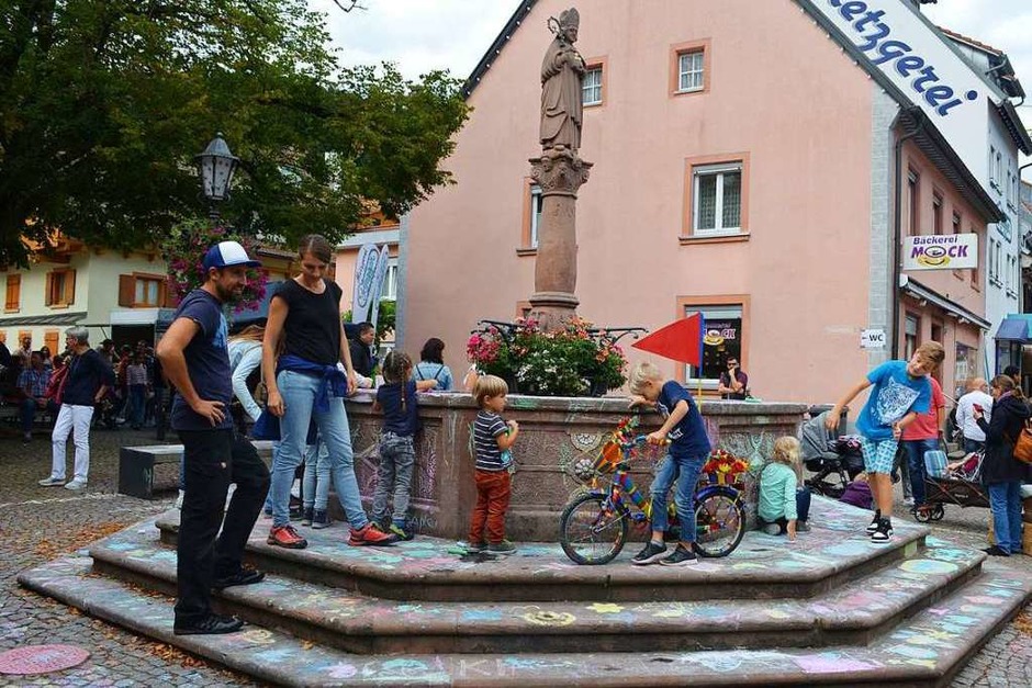 Kinder durften mit bunter Kreide den Nikolausbrunnen bemalen. (Foto: Nikolaus Bayer) Kinder durften mit bunter Kreide den Nikolausbrunnen bemalen. (Foto: Nikolaus Bayer)
