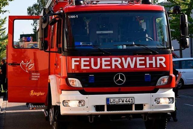 Mercedes bricht auf der Autobahn in Flammen aus