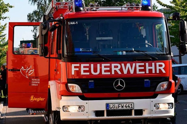 Die Lrracher Feuerwehr war mit drei F...rennende Auto zu lschen (Symbolbild).  | Foto: Jonas Hirt