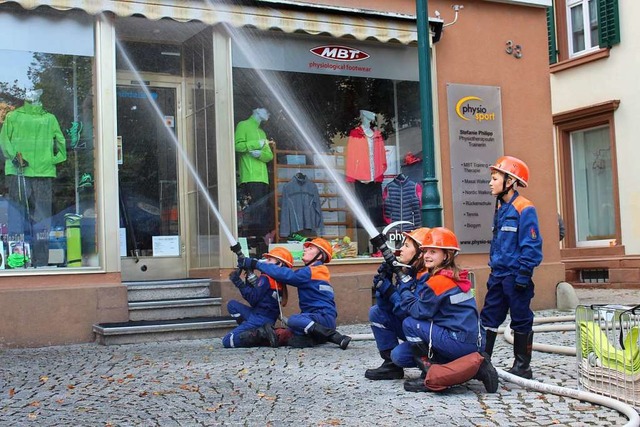 Wasser Marsch: An den Strahlrohren zei...feuerwehrleute, was sie gelernt haben.  | Foto: Martin Klabund