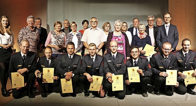 Brgermeister Micha Bchle (rechts hin...Ehrenamtsabend in der Brndbachhalle.   | Foto: suedkurier