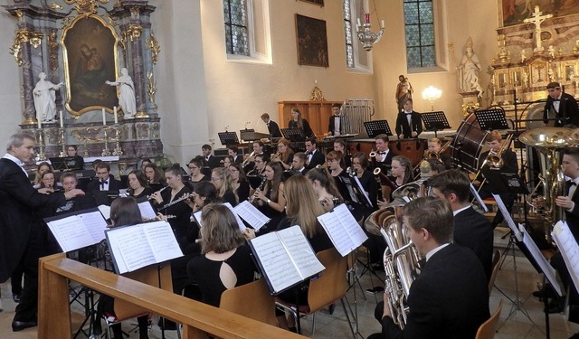 Standing Ovations gab es fr Orchester... Julian Gibbons am Ende des Konzerts.   | Foto: Bianca Flier