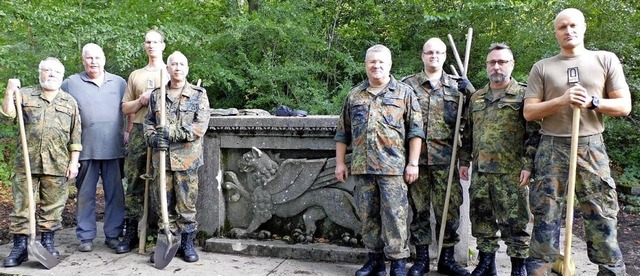 Das Reinigungsteam der Reservistenkame... mit ihrem Leiter Werner Lust (links)   | Foto: Christoph Baum