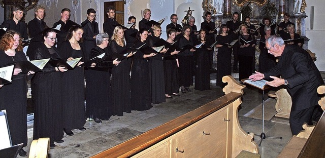 Der Kammerchor der Hochschule fr Musik Freiburg in der Herbolzheimer Kirche  | Foto: Michael Haberer