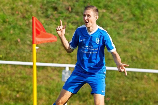 Freudentanz am Eckpfosten - Der Eisenb...iesst drei Tore gegen den FC Lenzkirch  | Foto: Wolfgang Scheu