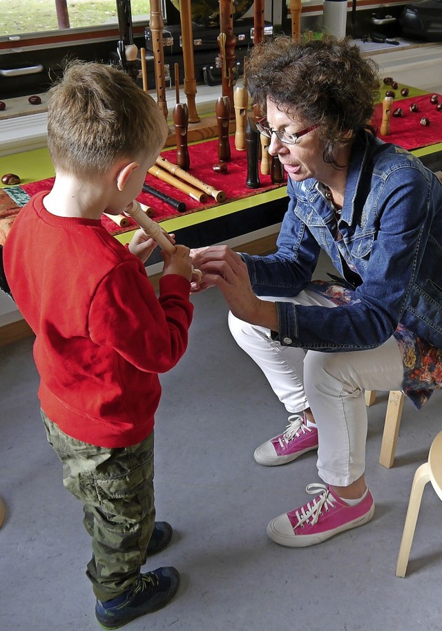 Ursula Oberle zeigt einem Jungen die Blckflten.   | Foto: Sophia Kaiser