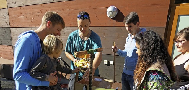 Beim ersten Familien-Most-Sonntag im T...ig und mit Begeisterung bei der Sache.  | Foto: Claudia Gempp