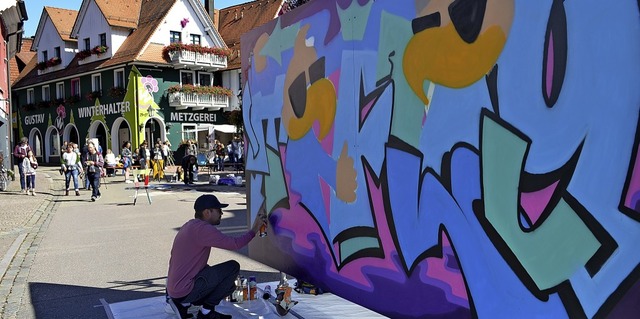 Graffiti-Knstler malten auf groen Stellwnden.  | Foto: Nikolaus Bayer