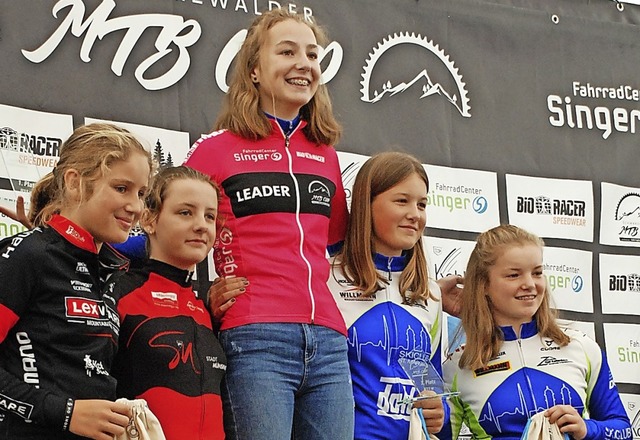 Die MTB-Cup-Gesamtwertung bei den Sch...(zweite von rechts) und Tinka Lickert.  | Foto: Ruoff