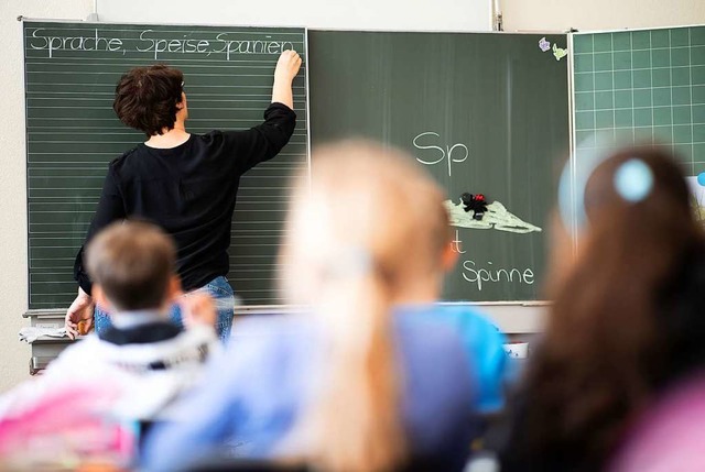 Baden-Wrttemberg will in den kommende...00 zustzliche Lehrerstellen schaffen.  | Foto: Sebastian Gollnow (dpa)