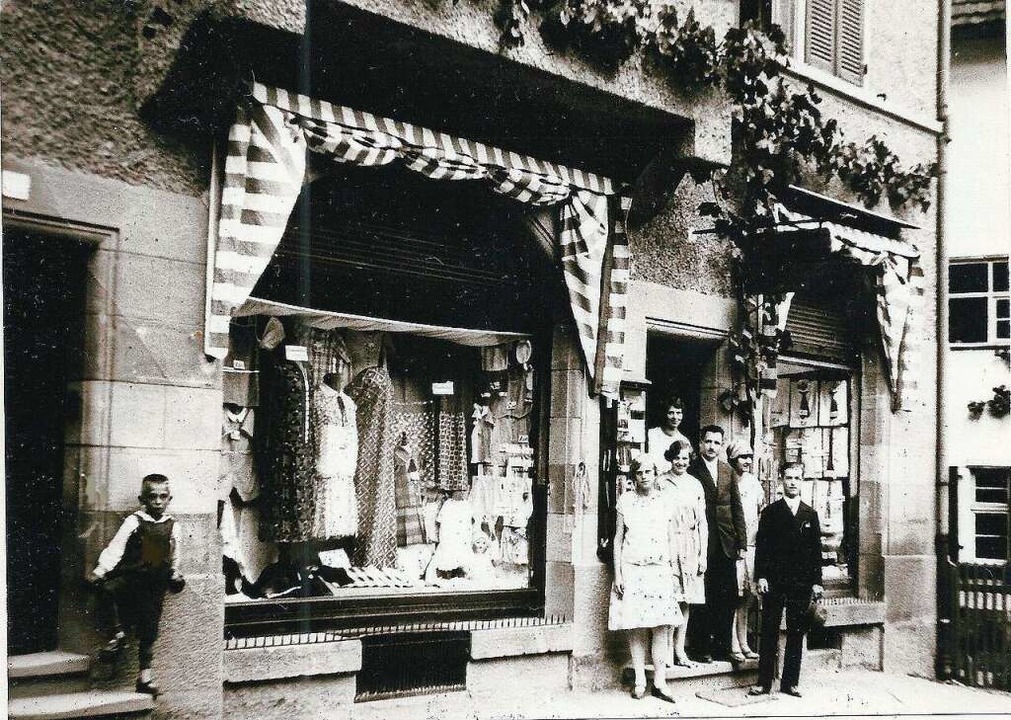 Das Bild von 1924 zeigt das Bekleidung...nner, das sich seinerzeit hier befand.  | Foto: Archiv Hans Sigmund