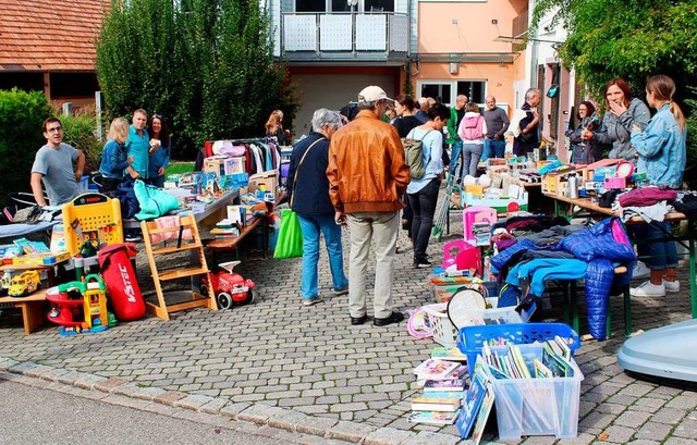 ber 60 Stnde luden beim Flohmarkt in Fischingen zum Stbern ein.  | Foto: Reinhard Cremer