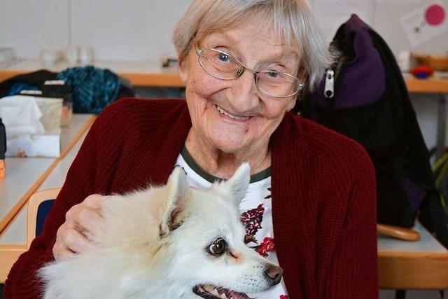 Warum die Demenzgruppe in Grenzach-Wyhlen Besuch von Hundedamen bekommt