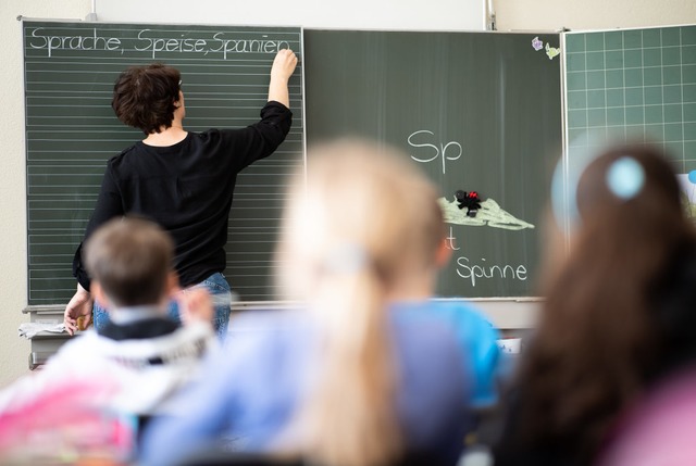 Mehr Lehrer sieht der Etatentwurf vor.  | Foto: Sebastian Gollnow (dpa)