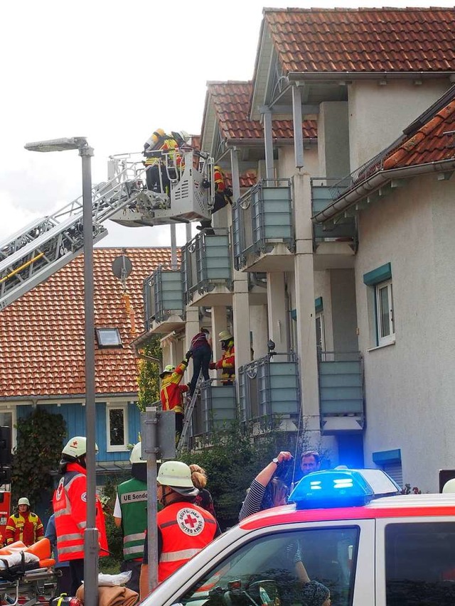 Die Feuerwehr rettet Heimbewohner ber...as Treppenhaus nicht mehr mglich war.  | Foto: Markus Donner
