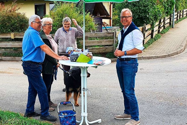 Jrg Kindel (rechts) auf Wahlkampftour im Wohngebiet am Schnberg  | Foto: Julius Wilhelm Steckmeister