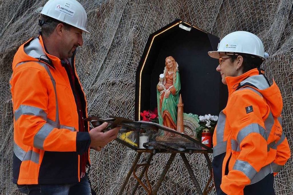 Tunnelbauleiter Isidor Moser und Tunnelpatin Marita Schmieder setzen die geweihte Barbara-Statue in den Bergmannsaltar ein. (Foto: Nikolaus Bayer) Tunnelbauleiter Isidor Moser und Tunnelpatin Marita Schmieder setzen die geweihte Barbara-Statue in den Bergmannsaltar ein. (Foto: Nikolaus Bayer)