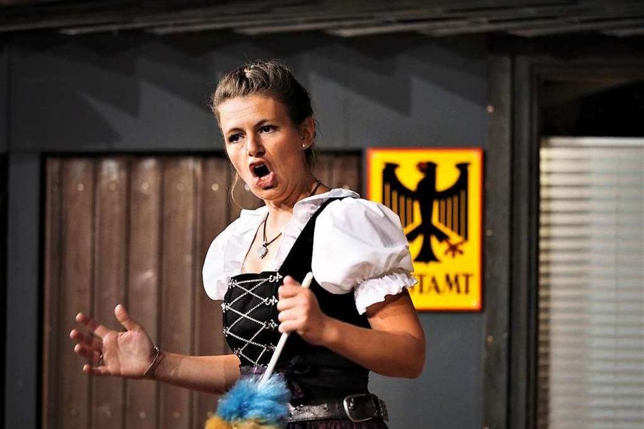 Wirtin Berta (Stefanie Saier) in ihrem Element. (Foto: Susanne Gilg) Wirtin Berta (Stefanie Saier) in ihrem Element. (Foto: Susanne Gilg)