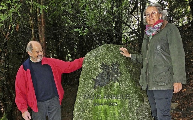 Wolfgang Ebel mit seiner Frau Margareta auf dem Bergfriedhof.  | Foto: privat