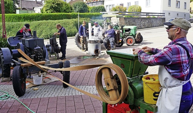 Die Traktorenfreunde hlingen  demonst... einen Oldie-Traktor angetrieben wird.  | Foto: suedkurier