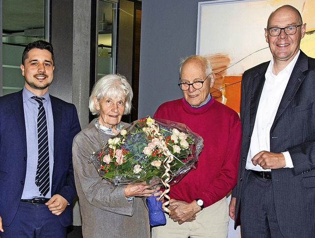 Samuele Caporale (Filialleiter Binzen,...rechts) mit dem Gewinner-Ehepaar Jung   | Foto: Volksbank