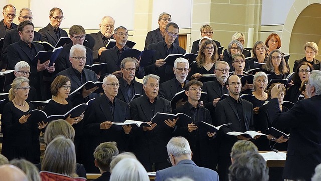 Der Motettenchor Lrrach unter Leitung...n Anton Bruckner und Heinrich Kaminski  | Foto: Roswitha Frey