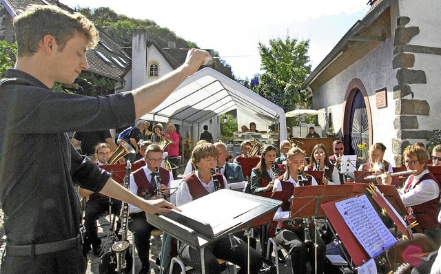 Nach dem Festgottesdienst unterhielt d...en Meier die Gste auf dem Festplatz.   | Foto: Herbert Trogus