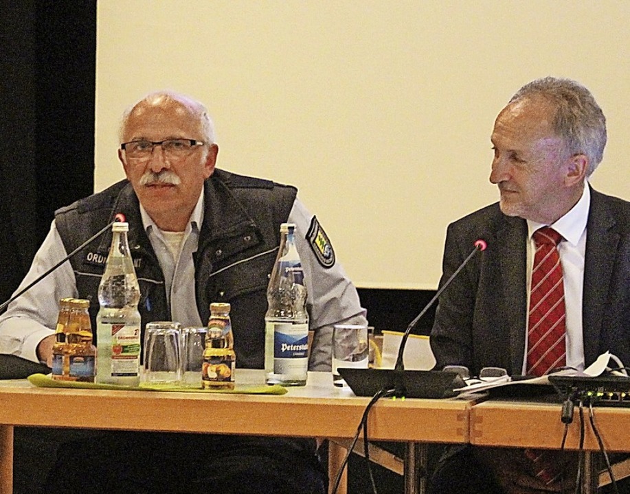 Der Gemeindevollzugsbedienstete Hubert.... Rechts Brgermeister Urban Singler.   | Foto: Karin Hei