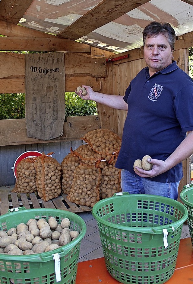 Kartoffelbauer Thomas Engesser sorgt  fr die Basis des  Herdepfelfeschts.   | Foto: Christa Maier
