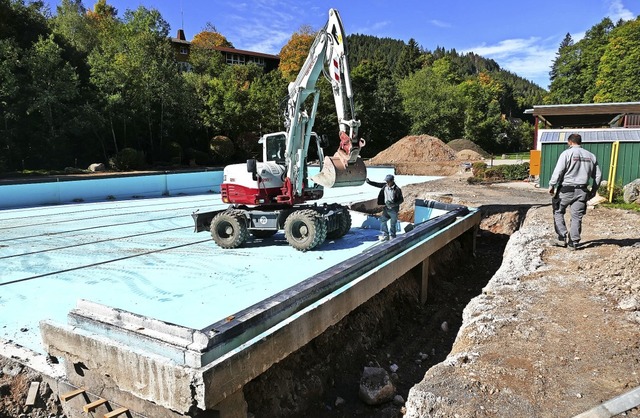 Der Beckenkrper im Freibad Lenzkirch ... und der Beckenkopf schon abgerissen.   | Foto: Ralf Morys