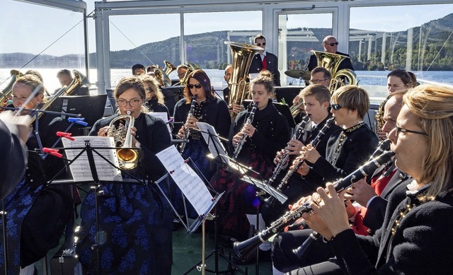 Die Trachtenkapelle Schluchsee spielte...ofs die Gste mit einem Platzkonzert.   | Foto: Marco Zakoschek